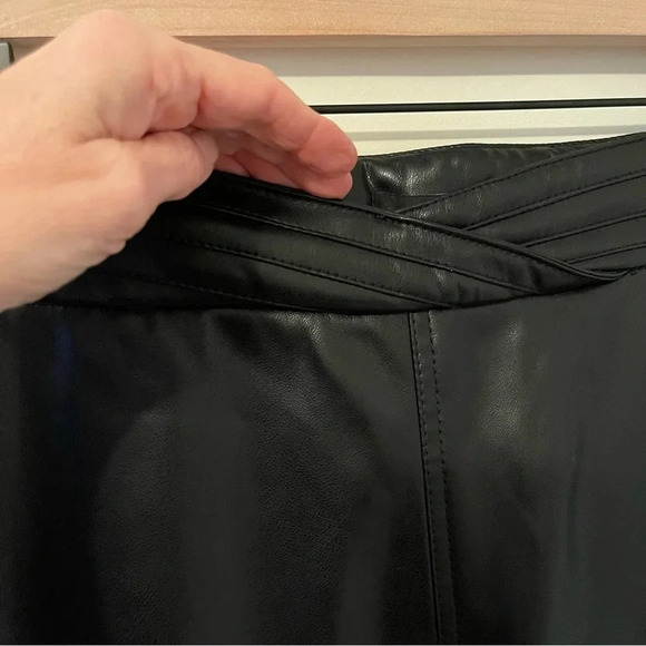 7 For All Mankind FAUX LEATHER HIGH RISE ANKLE TROUSER IN BLACK quite luxury - Picture 2 of 11